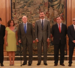 Su Majestad el Rey junto a una representación de la candidatura Madrid 2020